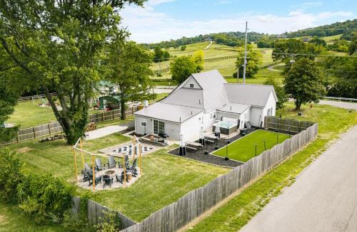 Shelbyville House | Shelbyville Farmhouse w/Hot Tub, Fire Pit & Grill