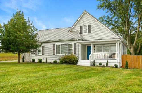 Shelbyville House | Shelbyville Farmhouse w/Hot Tub, Fire Pit & Grill