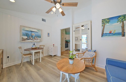Anna Maria Cottage | Shell Cottage -With shared pool, 200 feet from the beach