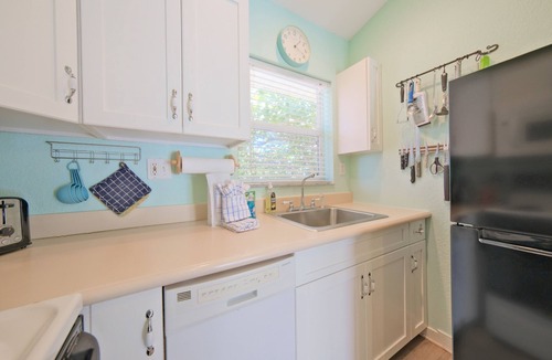 Anna Maria Cottage | Shell Cottage -With shared pool, 200 feet from the beach
