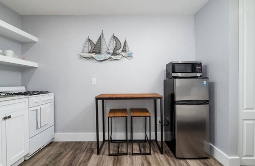 Hollywood Apartment | Shell on the Beach #106