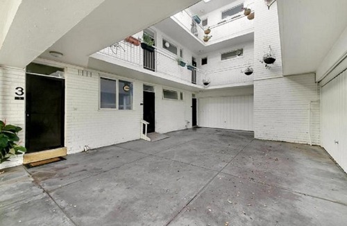 St Kilda Apartment | ShelleyStayz Shakespeare Grove