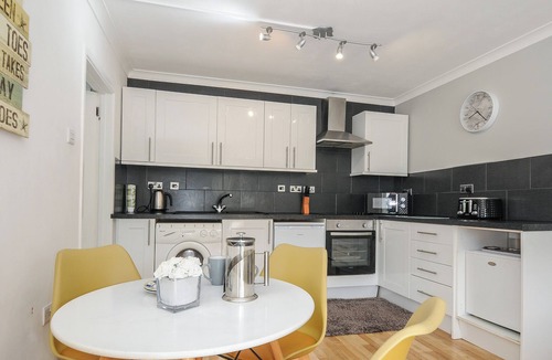 Millendreath Cottage | SHELLS COTTAGE, pet friendly, with a garden in Looe