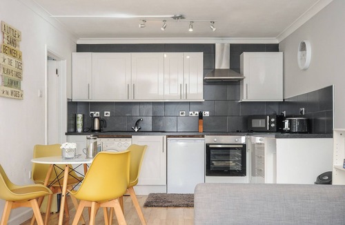 Millendreath Cottage | SHELLS COTTAGE, pet friendly, with a garden in Looe