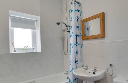 Dinas Dinlle Apartment | Shells in Dinas Dinlle