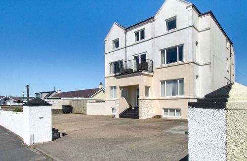 Dinas Dinlle Apartment | Shells in Dinas Dinlle