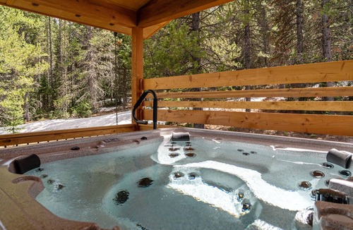 West Yellowstone House | Shelterwood Lodge Private Home by Yellowstone up to 8 Guests