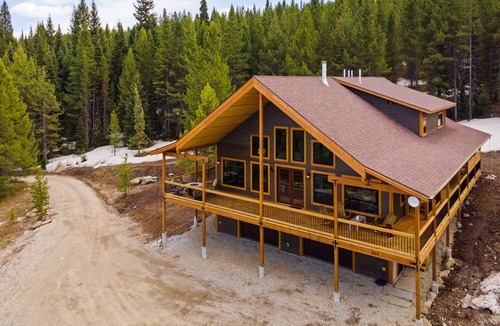West Yellowstone House | Shelterwood Lodge Private Home by Yellowstone up to 8 Guests