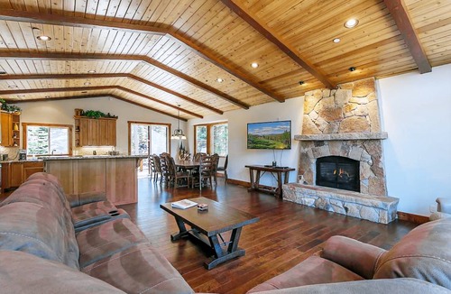Kingswood Estates House | Shelton Kingswood Luxury Home - Hot Tub