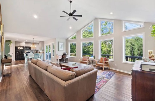 Bentonville Cabin | Shenandoah Escape Cabin - Hot Tub, Sauna, Fire Pit & Forest Views. Near Hiking