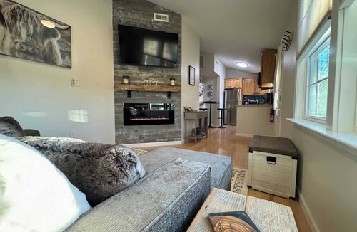 Front Royal Cabin | Shenandoah Twilight | Cozy Cabin with Hot Tub & Sunset Views
