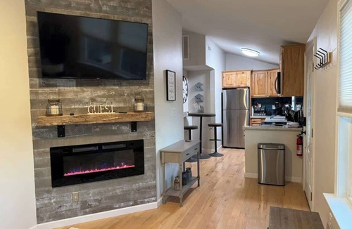 Front Royal Cabin | Shenandoah Twilight | Cozy Cabin with Hot Tub & Sunset Views