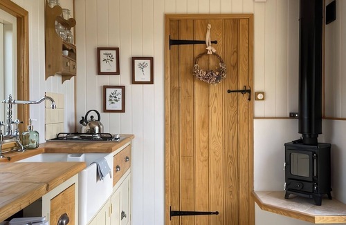Lickfold Cottage | SHEPHERD HUT 1, pet friendly, with open fire in Northchapel