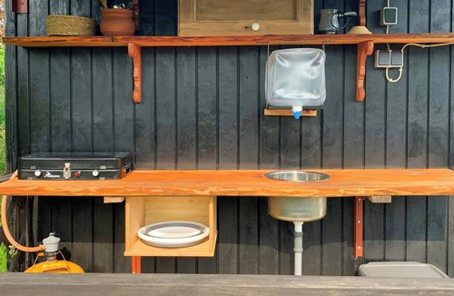 Vester Skerninge House | Shepherd's hut with lake view in Ollerup