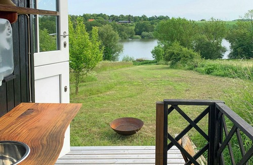 Vester Skerninge House | Shepherd's hut with lake view in Ollerup