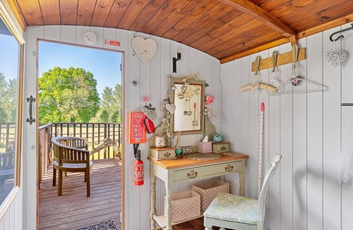 Romsey Ski Chalet | Shepherd's Hut at Hilltop Farm