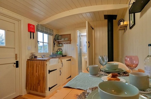 Brackley Ski Chalet | Shepherd's Hut near Cotswolds & Sky Dive Fun