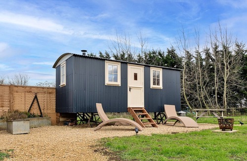 Brackley Ski Chalet | Shepherd's Hut near Cotswolds & Sky Dive Fun