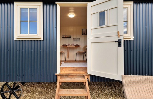 Brackley Ski Chalet | Shepherd's Hut near Cotswolds & Sky Dive Fun