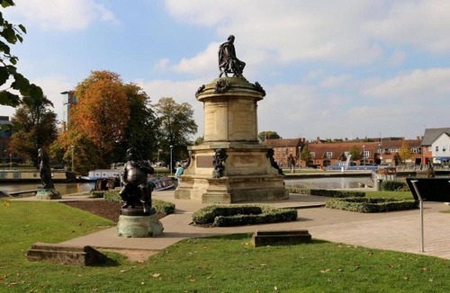 Brackley Ski Chalet | Shepherd's Hut near Cotswolds & Sky Dive Fun