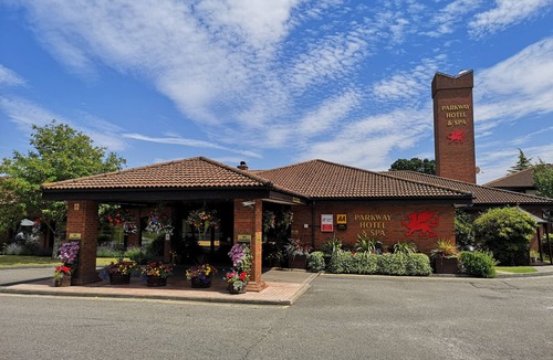 Llantarnam Hotel | Shepherd's Hut - Parkway Hotel & Spa