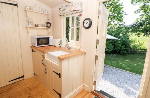 Castleton Cottage | SHEPHERD'S HUT, romantic, with open fire in Castleton, Peak District