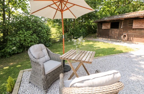 Castleton Cottage | SHEPHERD'S HUT, romantic, with open fire in Castleton, Peak District