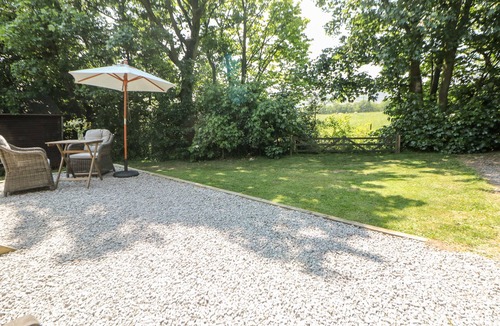 Castleton Cottage | SHEPHERD'S HUT, romantic, with open fire in Castleton, Peak District