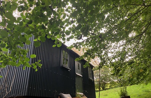 Lanivet House | Shepherd's Hut - Sleeps 2 - Pet friendly - Parking