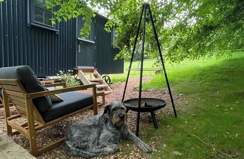 Lanivet House | Shepherd's Hut - Sleeps 2 - Pet friendly - Parking