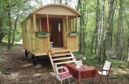 Sougeres-en-Puisaye Cottage | Shepherds hut in a green setting near Guèdelon.