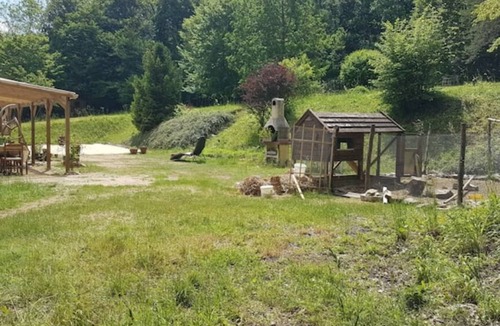 Sougeres-en-Puisaye Cottage | Shepherds hut in a green setting near Guèdelon.