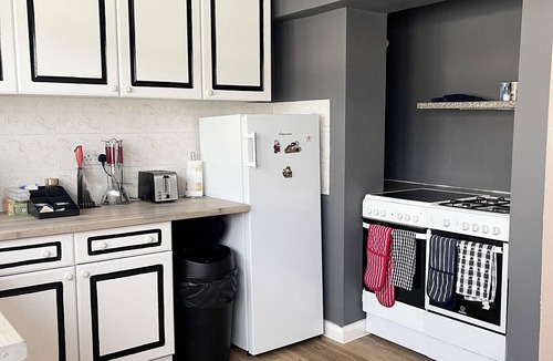 Redbridge House | Shepherds House- Spacious 3/4 Bedroom