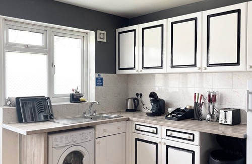 Redbridge House | Shepherds House- Spacious 3/4 Bedroom