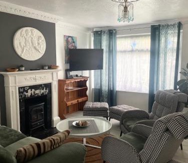 Chadwell Apartment | Shepherds House - Spacious 4 bedroom