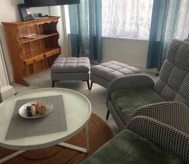 Chadwell Apartment | Shepherds House - Spacious 4 bedroom