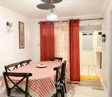 Chadwell Apartment | Shepherds House - Spacious 4 bedroom