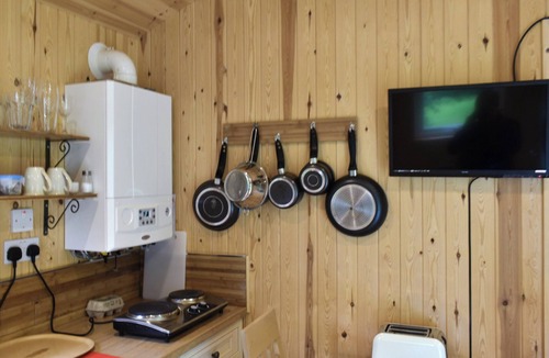 Five Oak Green Cottage | Shepherds Hut 2 at Laddingford - UK32534