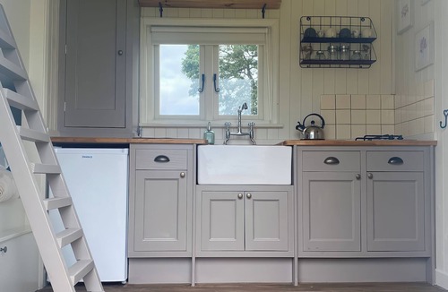 Lickfold Cottage | SHEPHERDS HUT 2, pet friendly, with open fire in Northchapel