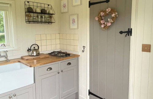 Lickfold Cottage | SHEPHERDS HUT 2, pet friendly, with open fire in Northchapel