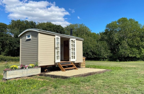 Lickfold Cottage | SHEPHERDS HUT 2, pet friendly, with open fire in Northchapel