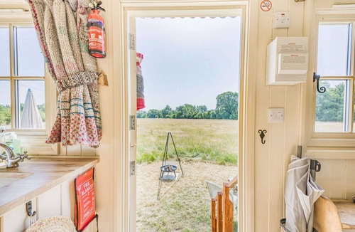 Shipton under Wychwood Cabin | Shepherds Hut in the Cotswolds - Littlestock