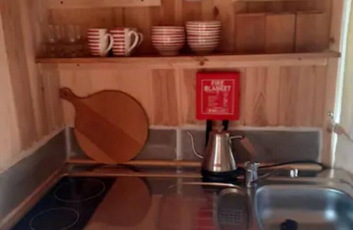 Littlebourne House | Shepherds Hut' Littlebourne, Canterbury (hot tub)