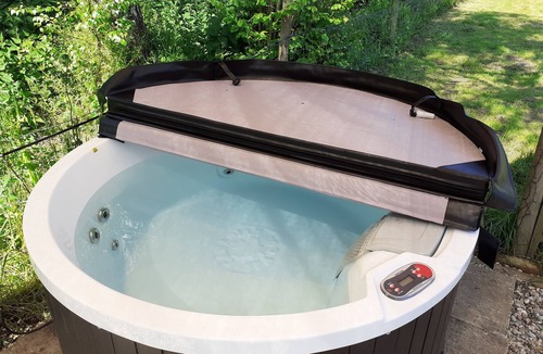 Littlebourne House | Shepherds Hut' Littlebourne, Canterbury (hot tub)