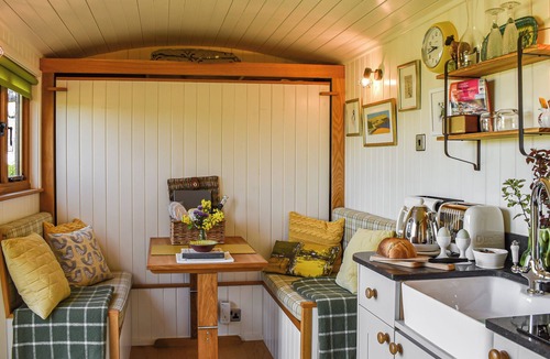 Tyn-y-Gongl Cottage | Shepherds Hut - UKC6774
