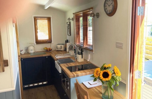 Hawes Cottage | Shepherd’s Hut with an open plan design with king-size bed.