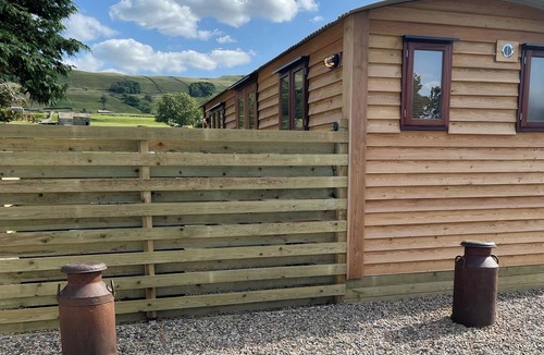 Hawes Cottage | Shepherd’s Hut with an open plan design with king-size bed.