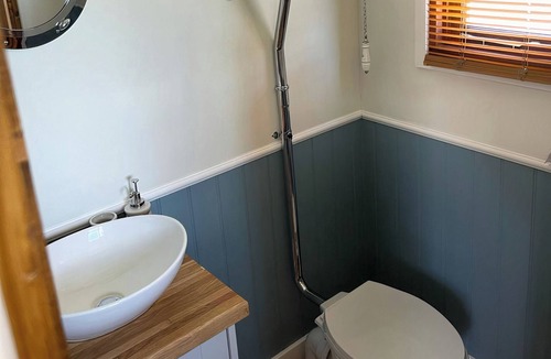 Hawes Cottage | Shepherd’s Hut with an open plan design with king-size bed.