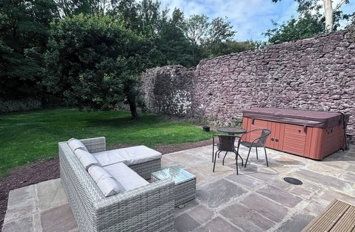 Milford Haven Apartment | Shepherds Hut with Hot Tub