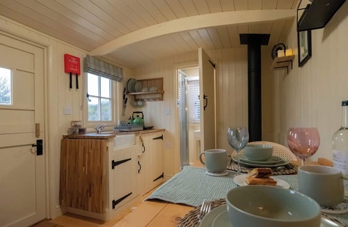 Brackley Cabin | Shepherdshut-hot Tub-cotswolds-petfriendly